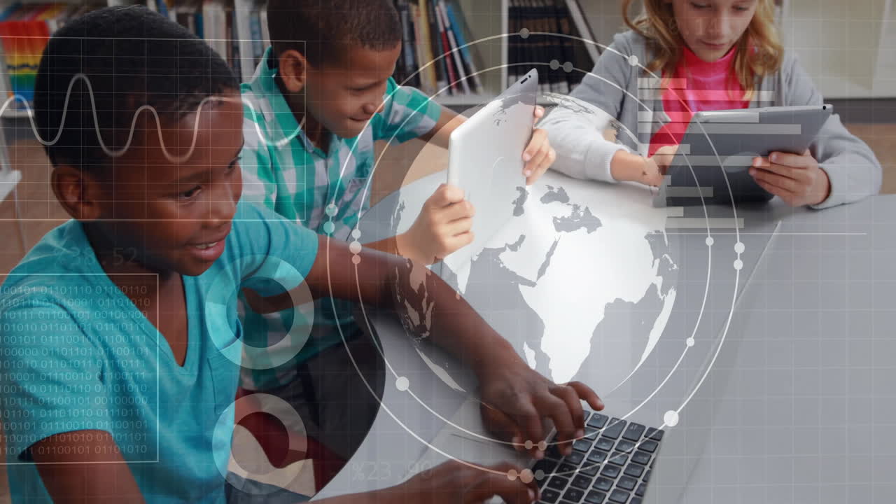 niños estudiando con tabletas y libros, mapa del mundo y animación de datos sobre ellos
