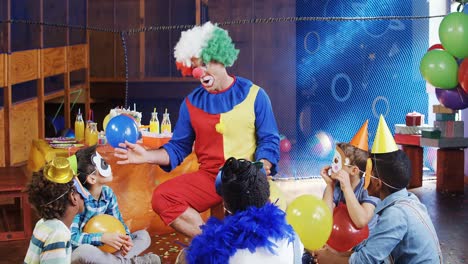 Clown-Interagiert-Mit-Den-Kindern-Während-Der-Geburtstagsfeier-4K