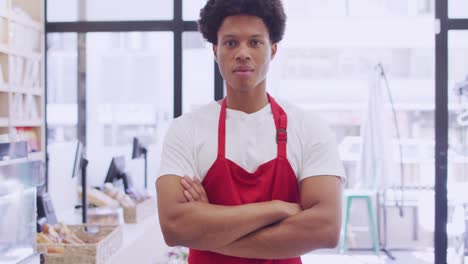 animación del procesamiento de datos financieros sobre un hombre biracial en un café