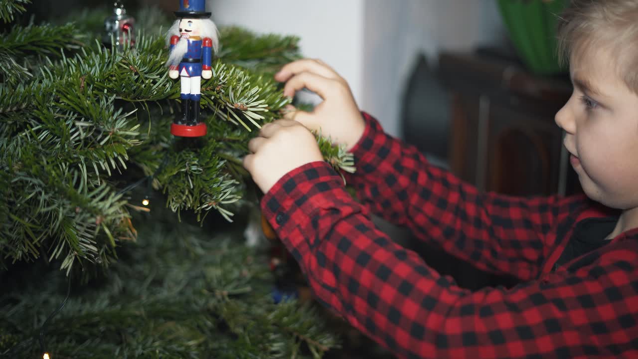 niño decorado árbol de navidad
