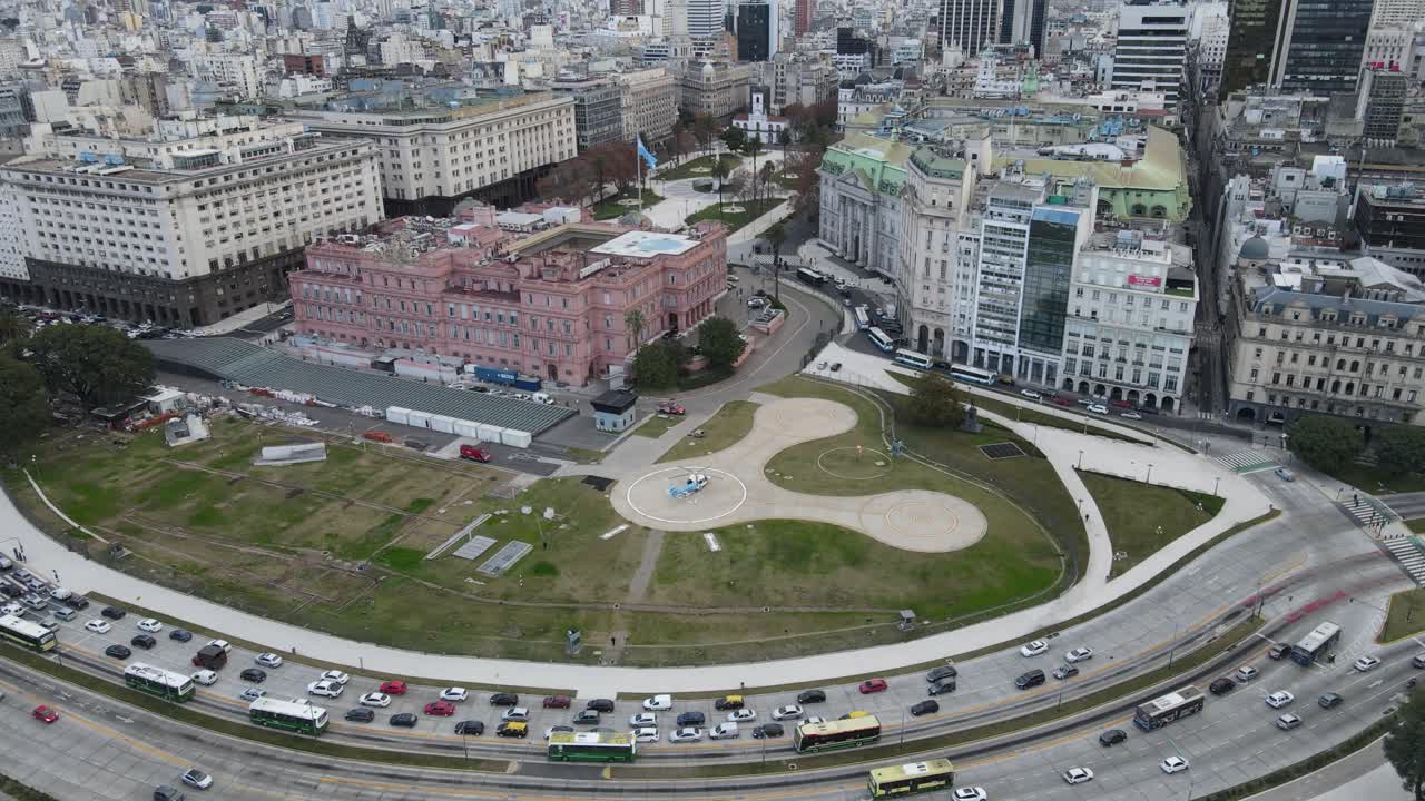 toma aérea del edificio histórico casa rosada - sede de la presidencia de la república argentina