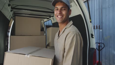 retrato de un conductor de furgoneta con una entrega de almacén