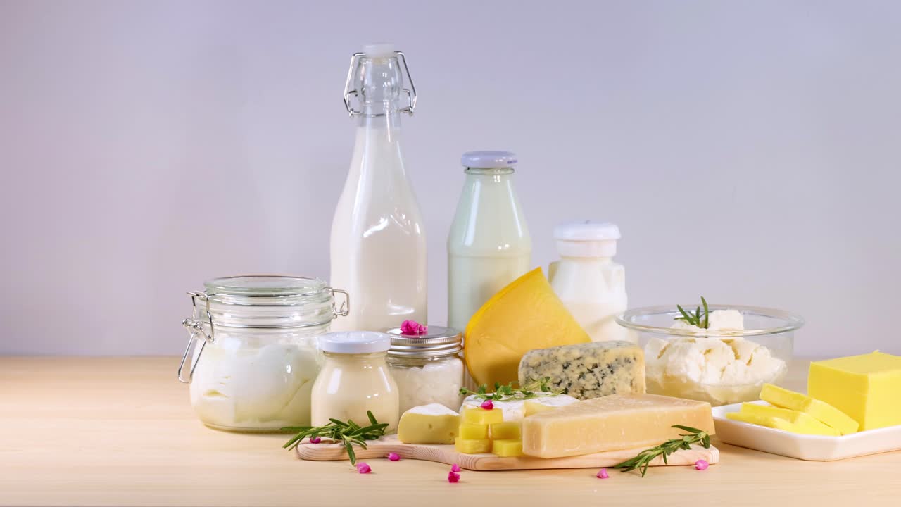 productos lácteos variados dispuestos cuidadosamente en la mesa