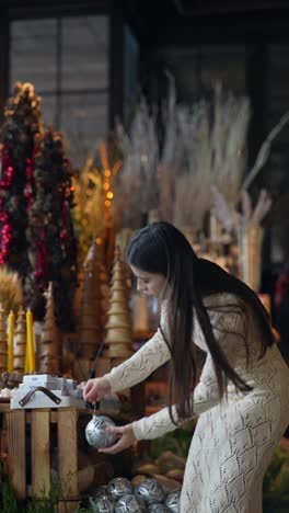 mujer comprando adornos de navidad