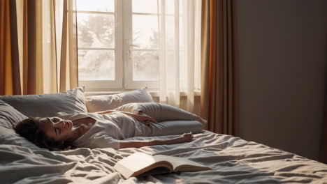 mujer relajándose en la cama junto a la ventana