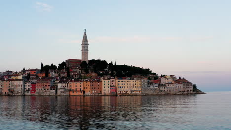 paisaje urbano junto al mar con la torre de la iglesia en rovinj en istria, croacia durante el amanecer