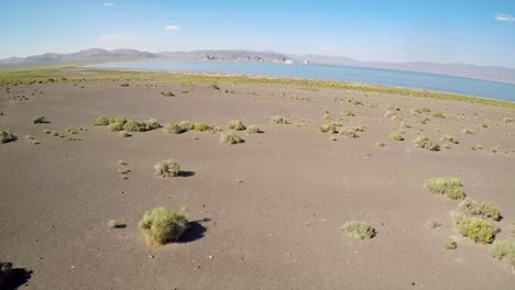 Una-Vista-Aérea-Sobre-El-Desierto-De-Nevada-Con-Fondo-De-Lago-Piramidal