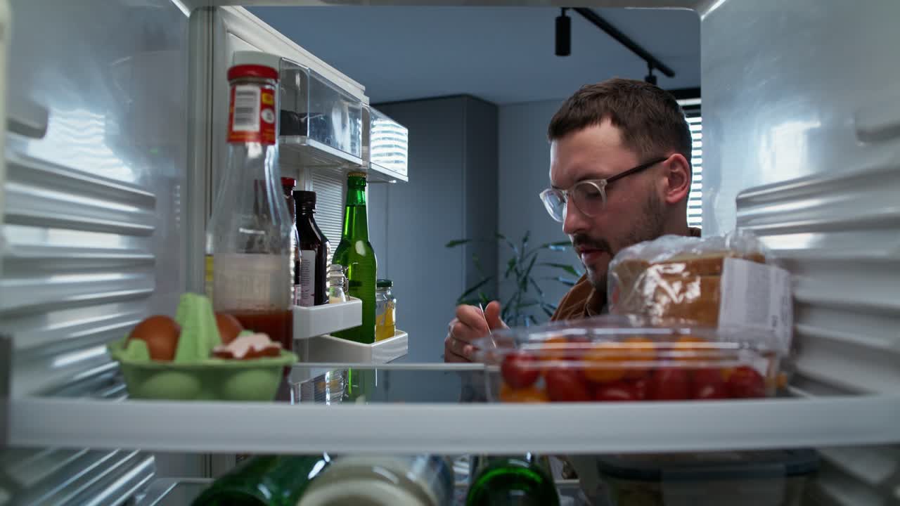 냉장고 안을 바라보는 남자