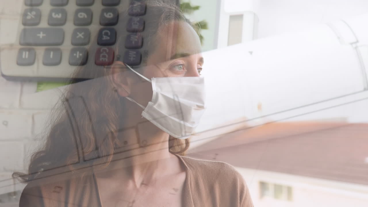 el papeleo y la calculadora sobre la mujer con la máscara.