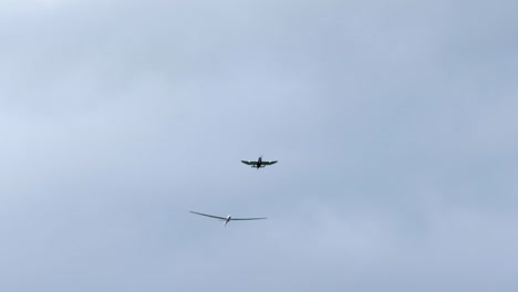 Blick-Auf-Motorflugzeug,-Das-Segelflugzeug-Zieht