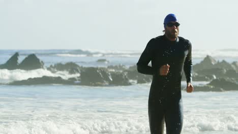 Männlicher-Surfer-Läuft-Am-Strand