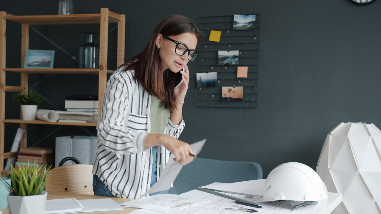 arquitecto trabajando en planos