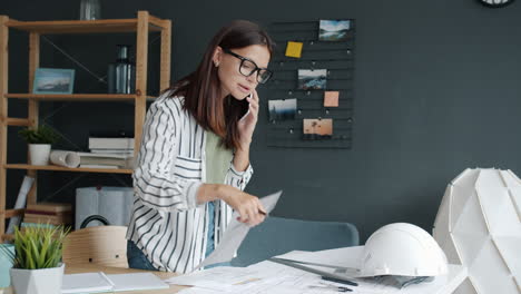arquitecto trabajando en planos