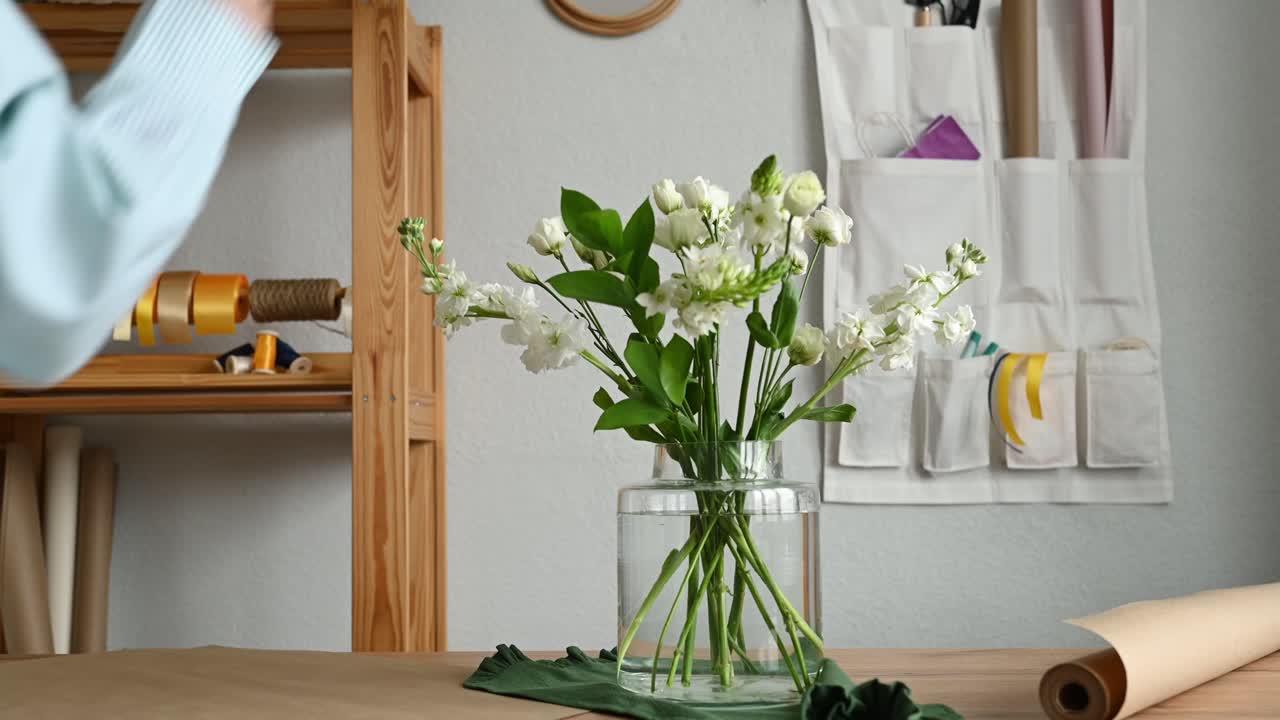 mujer arreglando flores en un jarrón