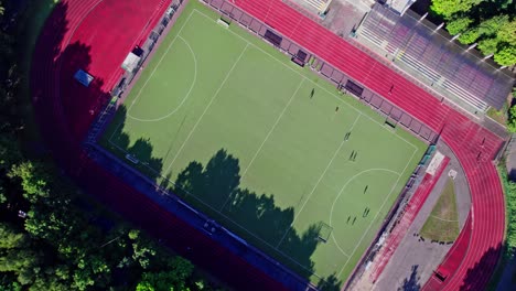 pequeño campo de fútbol al aire libre y pista de aterrizaje vista superior