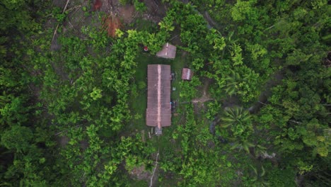 Vogelperspektive-4K-Drohnenansicht-Mit-Blick-Auf-Die-Uma-Des-Mentawai-Stammes,-Der-Im-Dschungel-Auf-Den-Mentawai-Inseln-In-Indonesien-Lebt