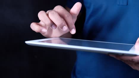 persona que utiliza una tableta