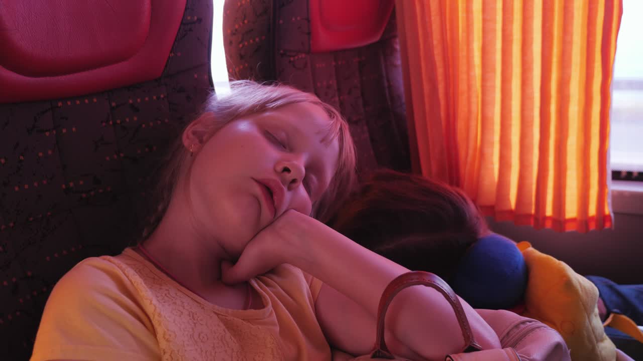 dos chicas cansadas en el camino van en el autobús. duermen codos el uno sobre el otro y mochilas. moviéndose con los niños concepto