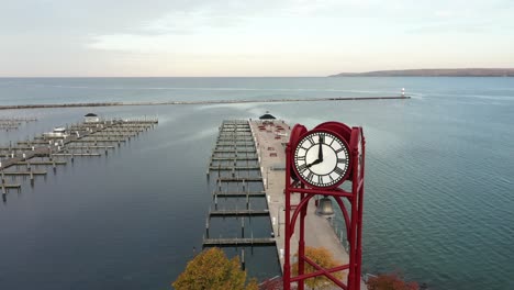 Drone-4k-De-La-Torre-Del-Reloj-Y-El-Lago.