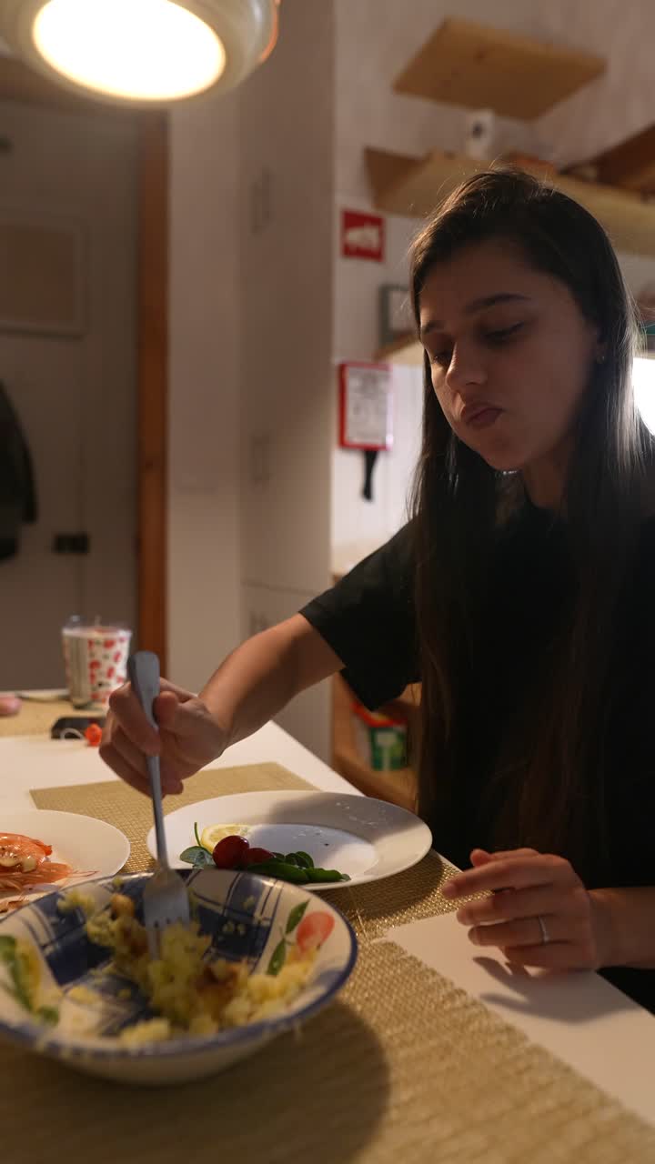 mujer cenando en casa