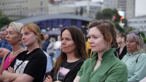 personas viendo un evento en la ciudad