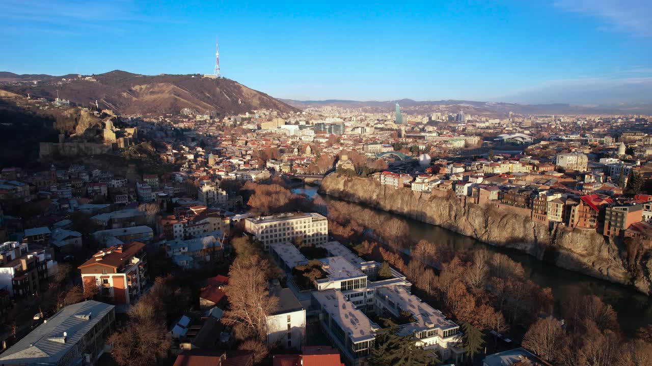 도시 위의 해가 뜨는 것