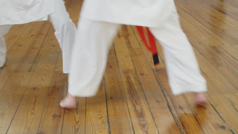 체육관에서 싸우는 karatekas 다리의 근접 촬영