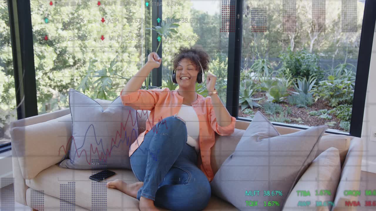 Donna che appoggia il telefono sul cuscino, avvia note animate intorno alle cuffie, guida il ballo a ritmo di musica