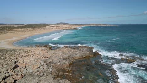 Weite-Luftaufnahme-Eines-Grünen-Strandes-Mit-Felsiger-Küste-Und-Wunderschöner-Leerer-Sandbucht,-Eyre-Peninsula,-Südaustralien