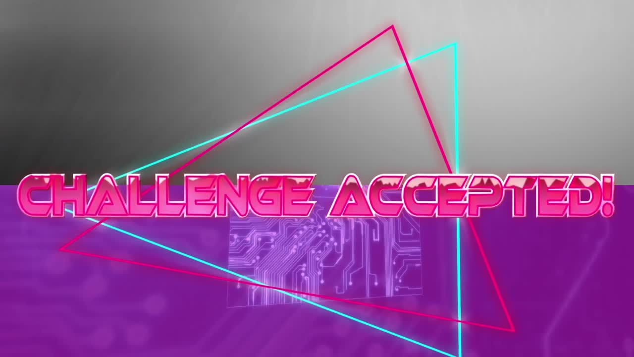 기하학적 모양과 프로세서 코어 위에 도전 받아들여진 텍스트의 애니메이션