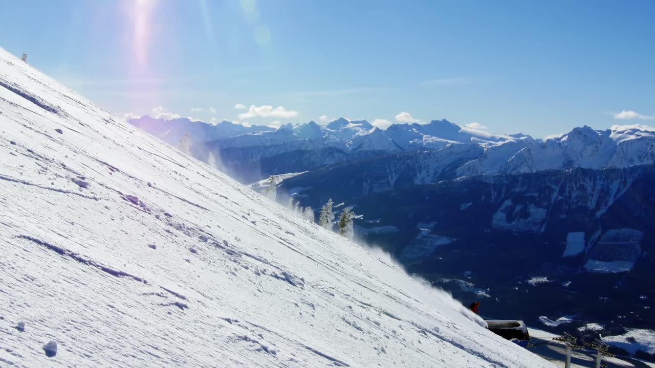 personas haciendo snowboard en una montaña nevada