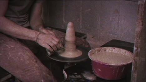 el alfarero hace una jarra de arcilla. efecto vintage. un hombre hace un jarrón en la rueda de un alfarero