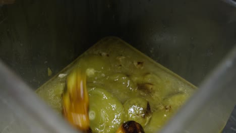 preparando una salsa picante de habanero. caer a la licuadora