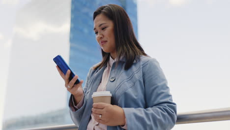 Negocios,-Mujeres-Y-Teléfonos-Inteligentes-Para-Redes-Sociales.