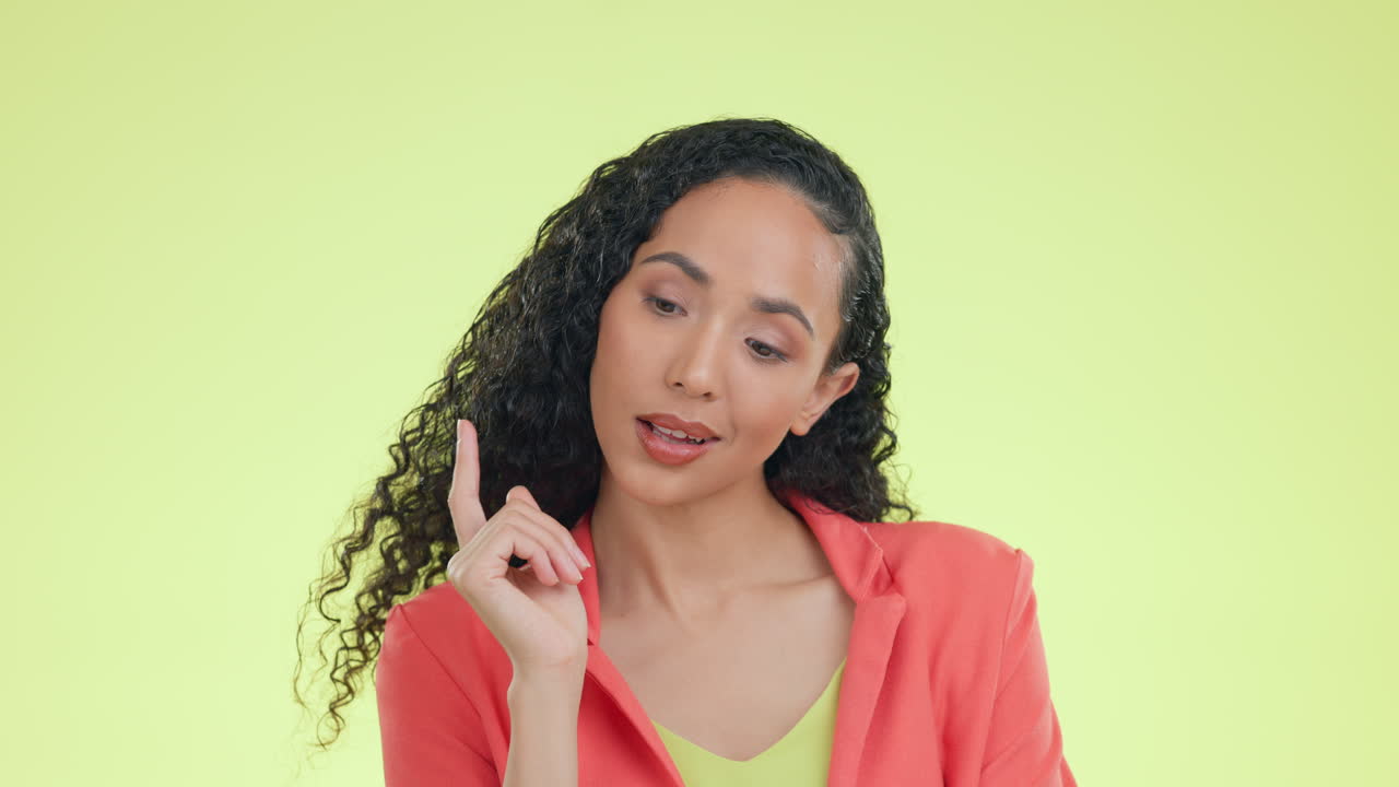 idea, pensamiento y solución con la mujer biracial