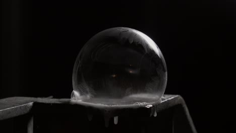 Motion-controlled-time-lapse-sequence-of-freezing-bubbles