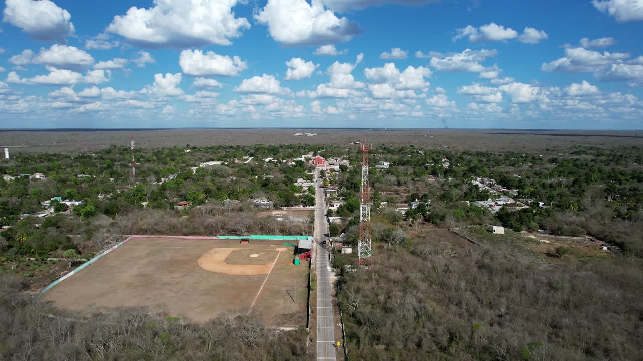 retroceso aéreo de la iglesia y el campo de béisbol en tahmek yucatan méxico