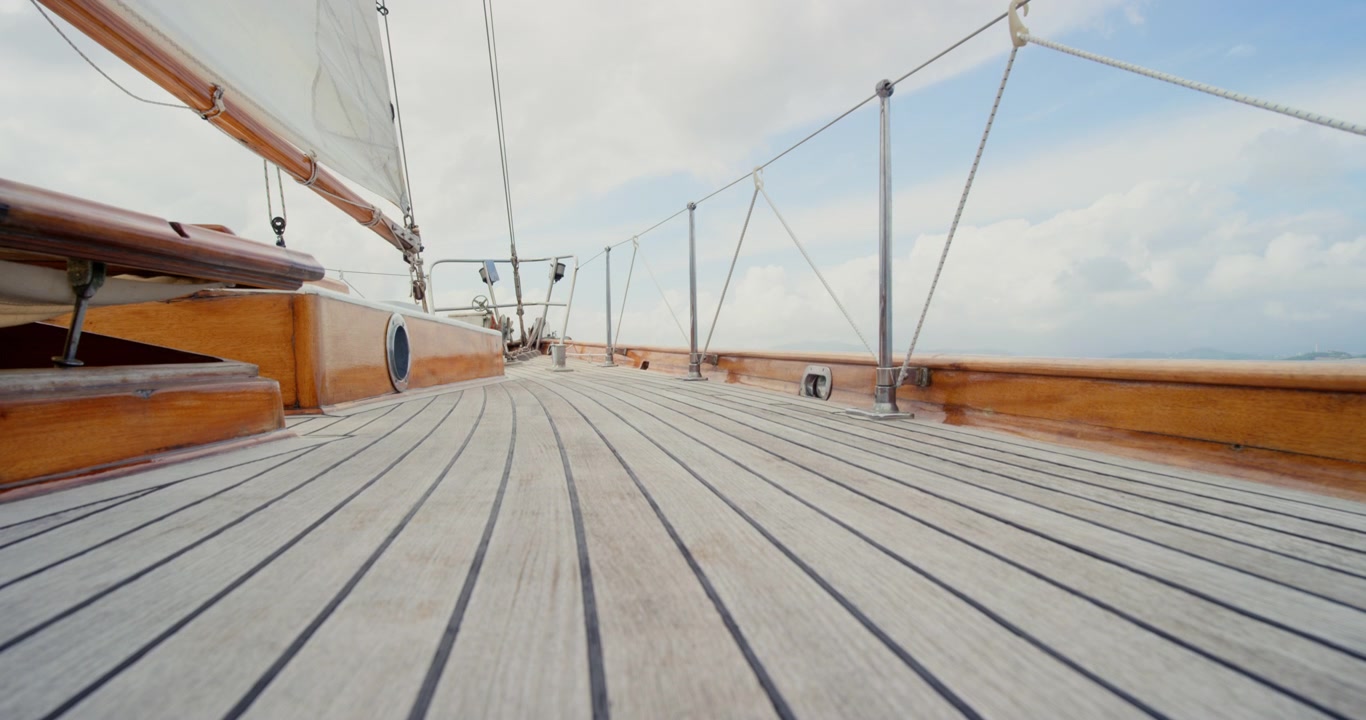 Vista dal basso del ponte in teak di uno yacht a vela