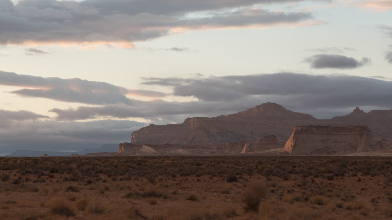 Paesaggio di arenaria rossa nel bacino del Lago Powell negli Stati Uniti - Timelapse