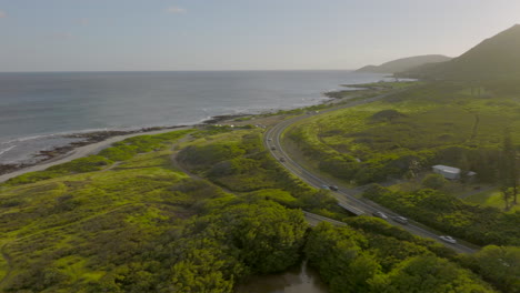 panorámica desde la carretera en oahu hasta el parque de la playa de arena y el océano pacífico en un hermoso día en hawaii al atardecer