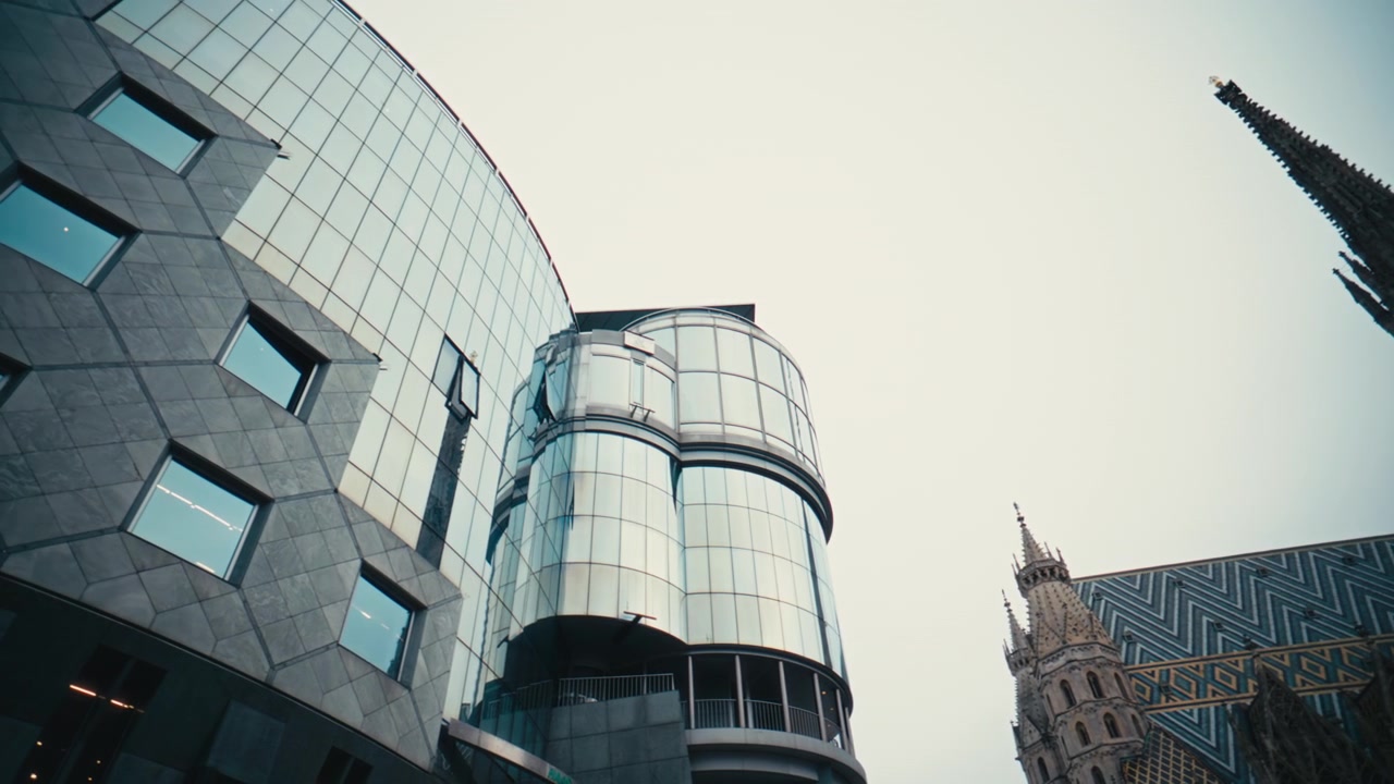 Palacio de estilo moderno junto a edificios góticos históricos