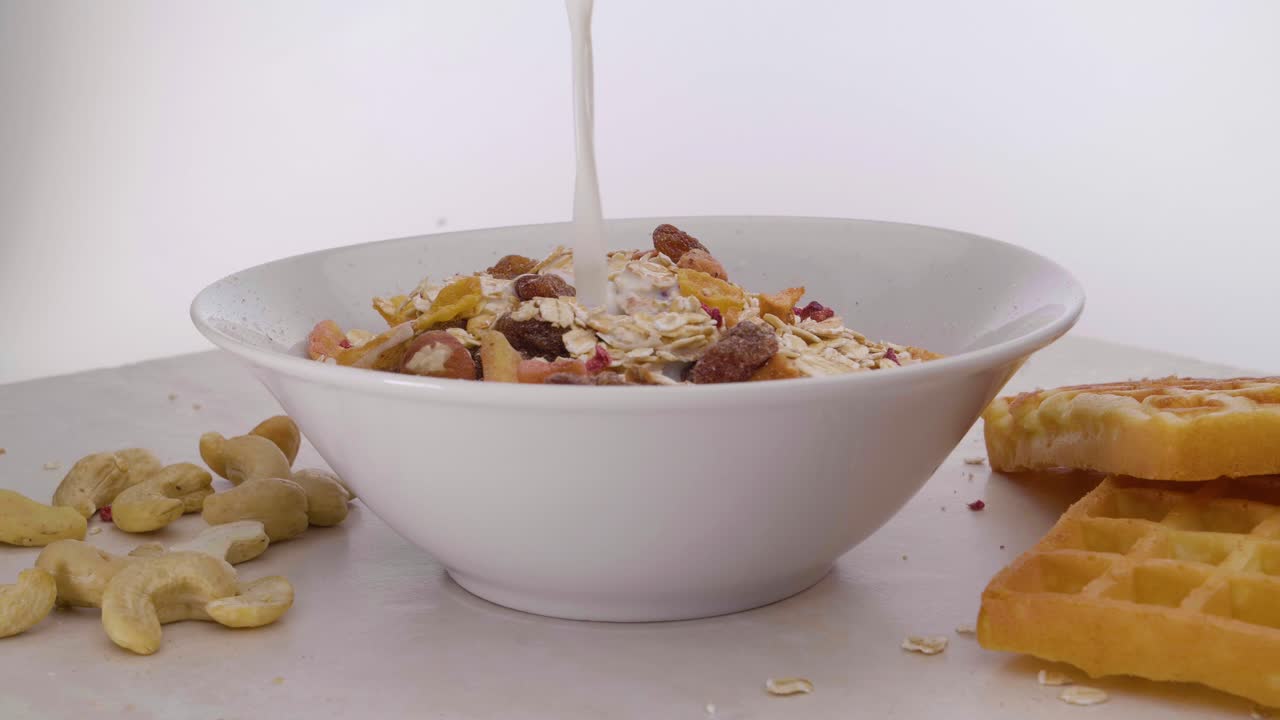 tiro giratorio estático de muesli vegano con varias frutas y obleas con anacardos