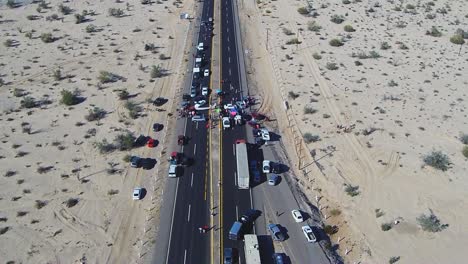 Vista-De-Un-Dron-Descendiendo-Sobre-Una-Carretera-Durante-Una-Manifestación-En-Medio-De-La-Carretera