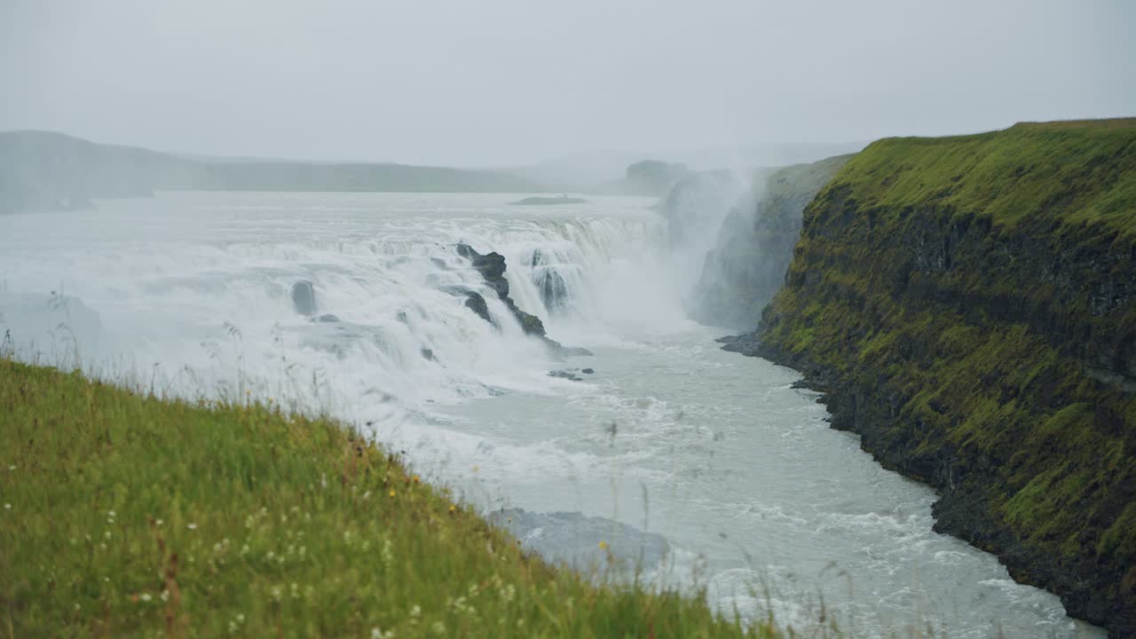 increíble cascada gullfoss en islandia ubicada en el círculo dorado.