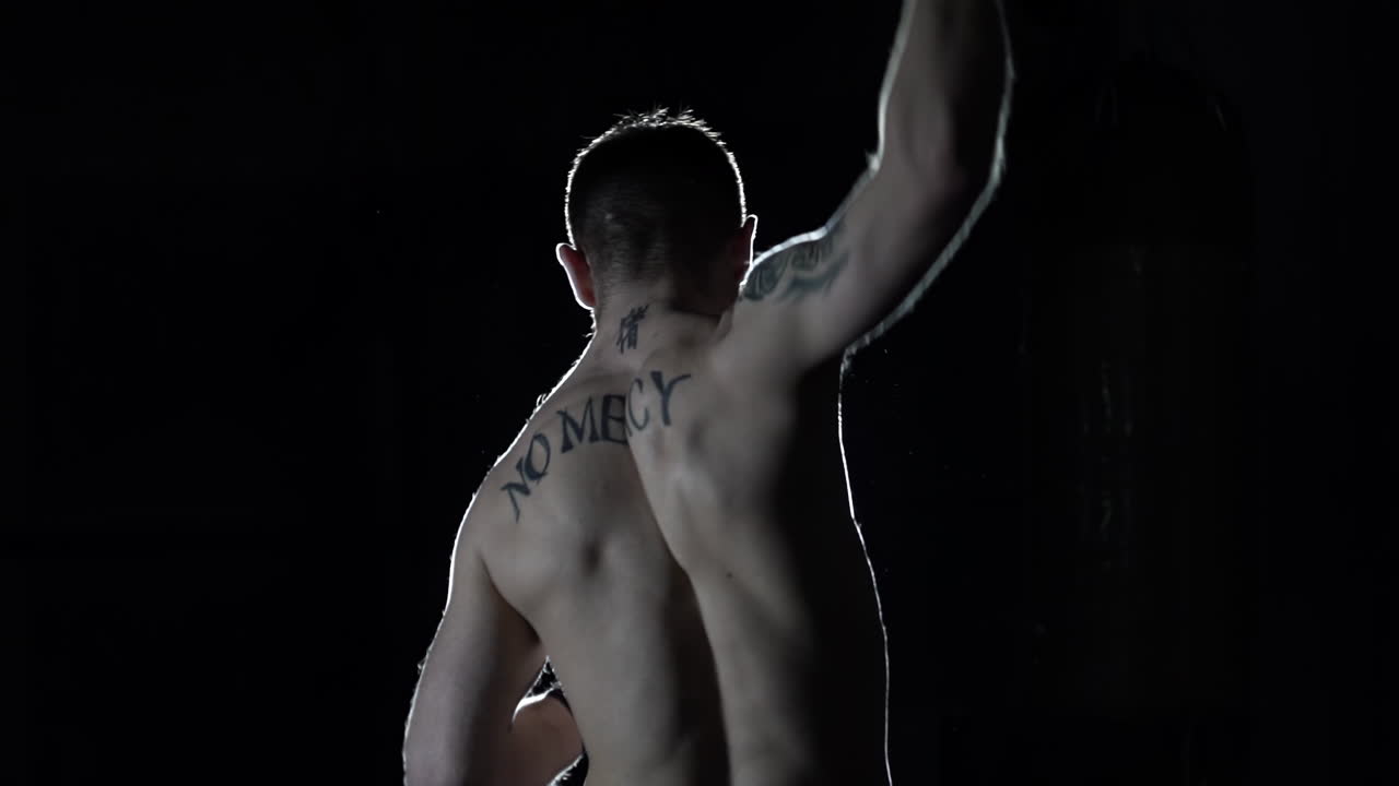 el boxeador está haciendo el entrenamiento.