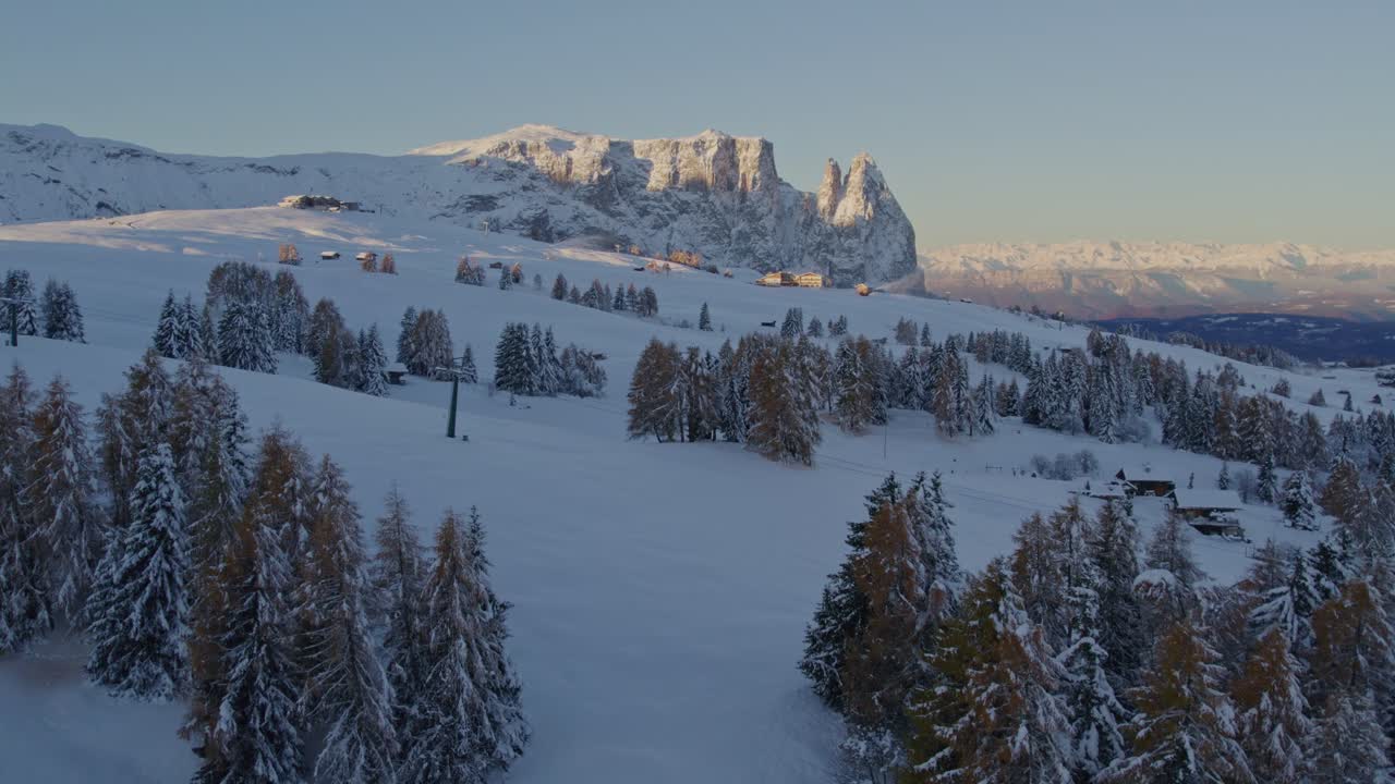 Veduta aerea delle cime delle Dolomiti e baite di montagna che risplendono all'alba, Alto Adige, Italia