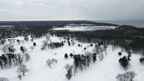 panorámica en el aire desde los clubs de campo de muskegon hasta la playa de pere marquette