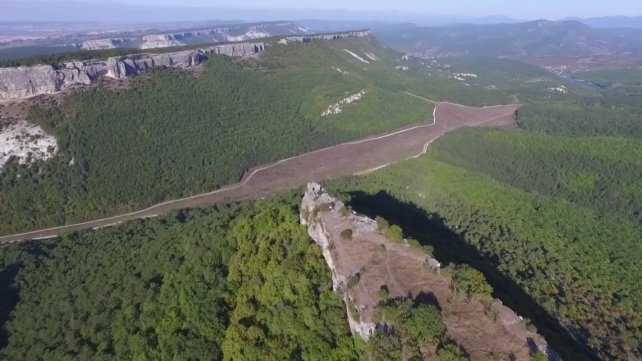 산악 지형 과 숲 과 계곡 을 공중 에서 볼 수 있다