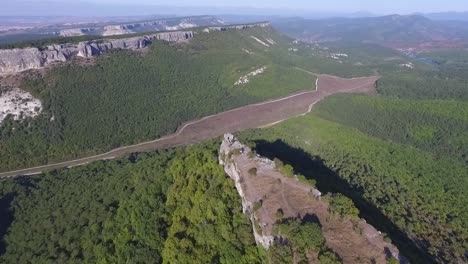 vista aérea de un paisaje montañoso con bosque y valle