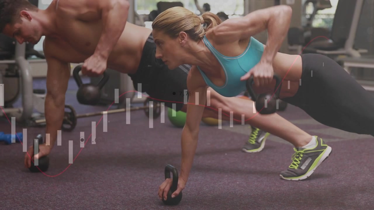 Man och kvinna utför kettlebell-rodd i plankposition med digitalt dataöverlägg.